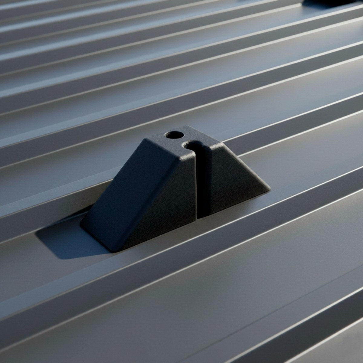 Calço T40 preto assentado na crista de uma telha metálica trapezoidal